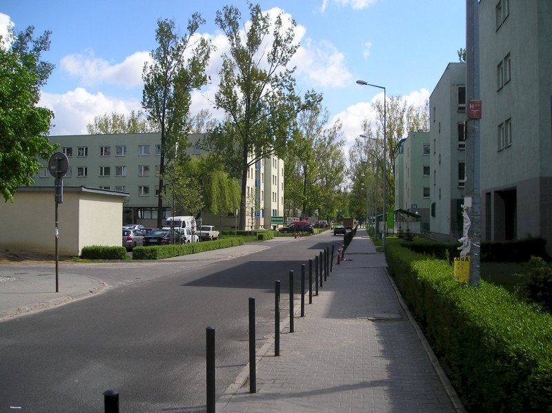 Вид общежитий Osiedle Przyjaźń со стороны дороги