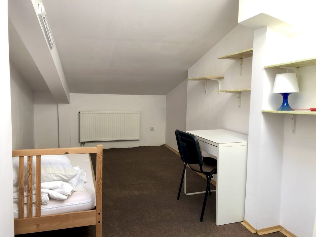 Як виглядають кімнати в гуртожитку Student House Kazimierzowska в Варшаві - кімната №6