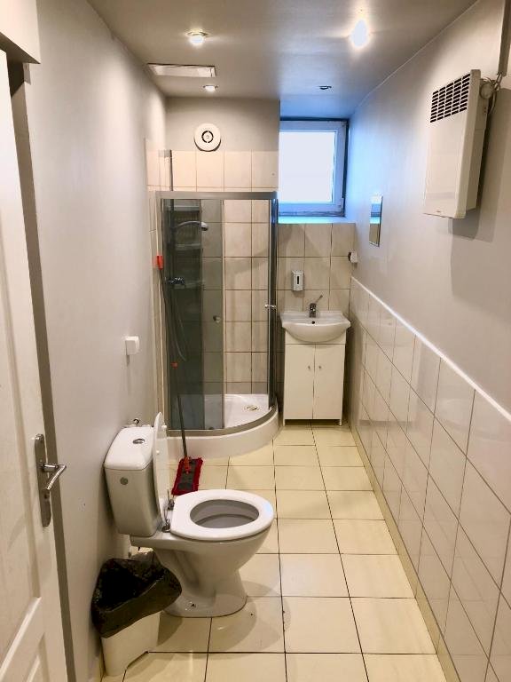 Як виглядають кімнати в гуртожитку Student House Kazimierzowska в Варшаві - кімната №14