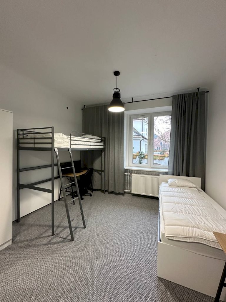 Сучасна кімната з білими меблями у гуртожитку Student-House Domaniewska у Варшаві