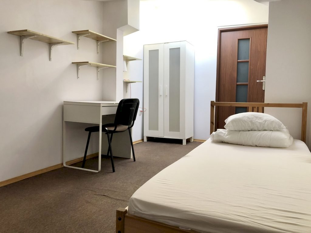 Як виглядають кімнати в гуртожитку Student House Kazimierzowska в Варшаві - кімната №5