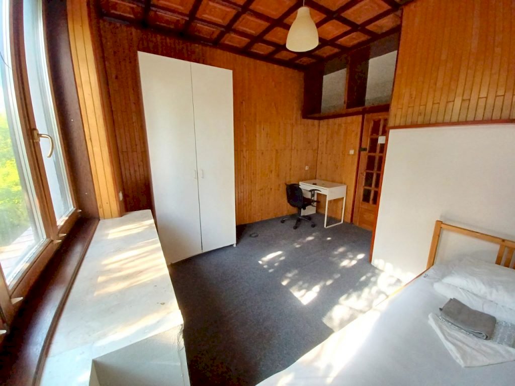 Як виглядають кімнати в гуртожитку Student House Kazimierzowska в Варшаві - кімната №12